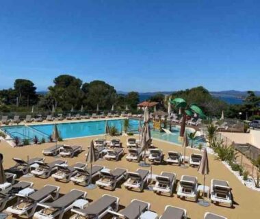 Solarium avec transats piscine et vue mer au Sea View Amazing