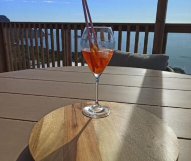 Terrasse avec verre sur table et vue mer au Sea View Amazing