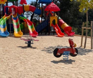 Aire de jeux avec toboggans colorés et chevaux à ressort au camping Sea View Amazing