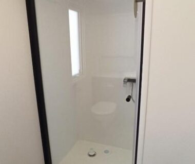 Salle de douche avec cabine vitrée cadre noir et pommeau de douche dans le Sea View Amazing