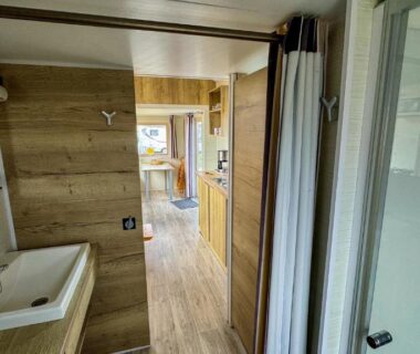 Salle de bain avec lavabo miroir et douche dans le mobil-home de Seasonova Camping Les 7 iles
