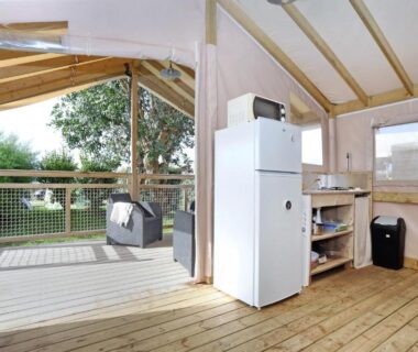 Intérieur avec kitchenette et terrasse en bois au Seasonova Camping Les 7 iles