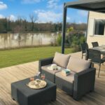 Terrasse au bord du lac avec salon et coin repas du Séjour Déconnexion avec Vue Imprenable sur Lac