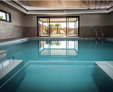 Piscine intérieure chauffée dans le Séjour Déconnexion avec Vue Imprenable sur Lac