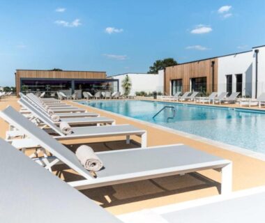 Piscine extérieure avec transats au Séjour Déconnexion avec Vue Imprenable sur Lac
