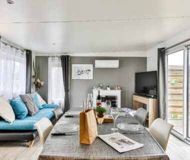 Séjour avec canapé table à manger et baie vitrée dans le Séjour Déconnexion avec Vue Imprenable sur Lac