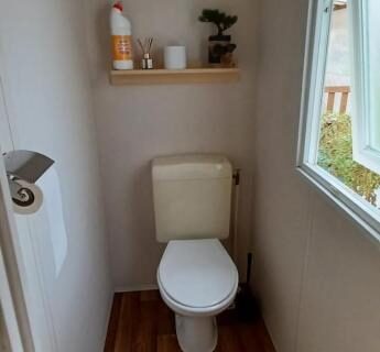 WC avec fenêtre et étagère dans le Mobilhome 5P TV Séjour Normandie