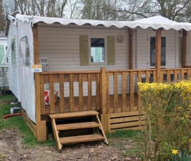 Terrasse couverte en bois devant le mobilhome du Séjour Normandie Mobilhome 5P
