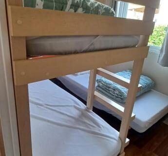 Intérieur du mobilhome avec lits superposés dans le Séjour Normandie Mobilhome 5P TV
