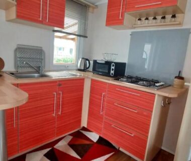 Cuisine équipée dans le mobilhome du Séjour Normandie Mobilhome 5P