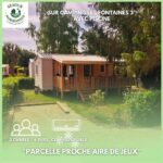 Terrasse en bois et pelouse autour du mobilhome du Séjour Normandie Mobilhome basic 3ch-6p avec climatisation dans l'Eure 120
