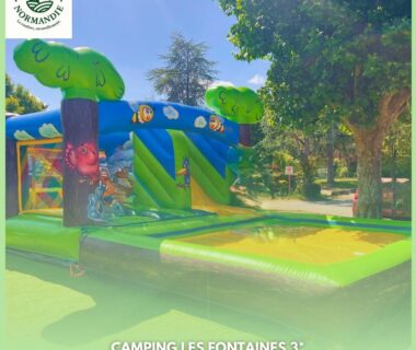 Au camping Les Fontaines aire de jeux gonflable devant le mobilhome Séjour Normandie Mobilhome basic 3ch-6p