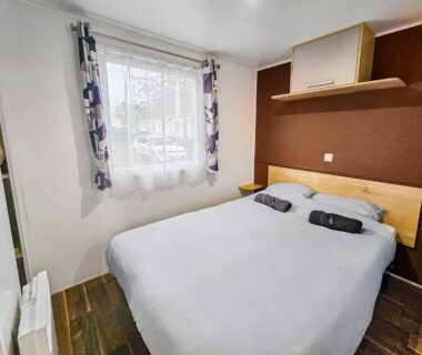 Chambre avec lit double et fenêtre dans le Séjour convivial en pleine nature