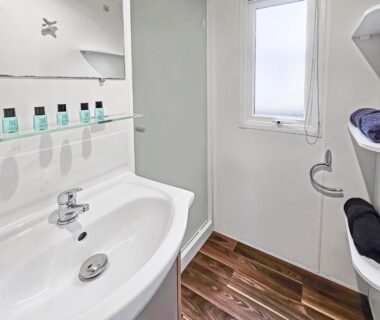 Salle d'eau avec lavabo et douche du Séjour convivial en pleine nature