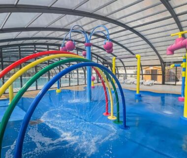 Piscine couverte avec jeux d'eau au Séjour convivial en pleine nature