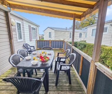 Terrasse couverte avec table et chaises sur mobil home du Séjour convivial en pleine nature
