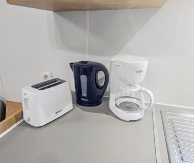 Coin cuisine avec cafetière bouilloire et grille-pain dans le Séjour convivial en pleine nature