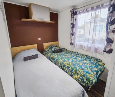 Chambre avec deux lits simples et fenêtre dans le Séjour convivial en pleine nature