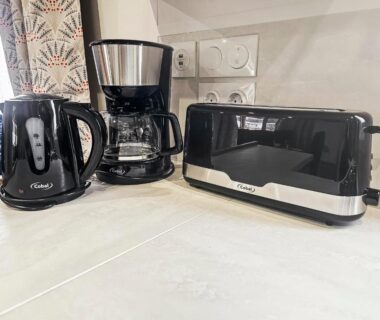 Plan de travail avec cafetière bouilloire et grille-pain dans le Séjour en Forêt 4 étoiles