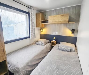 Chambre avec deux lits simples et fenêtre dans le Séjour en Forêt 4 étoiles