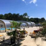 Terrasse et piscine couverte avec transats au Séjour famille en Vendée Mobil home 4 personnes