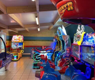 Salle de jeux avec bornes d'arcade au Séjour famille en Vendée Mobil home 4 personnes terrasse et piscines