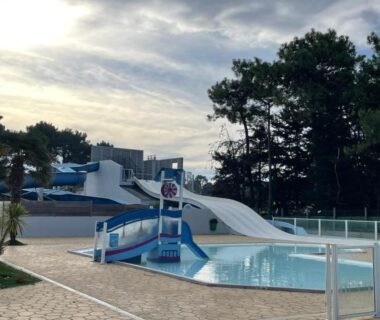Piscine extérieure avec toboggans et bassin pour enfants au Séjour famille en Vendée Mobil home 4 personnes