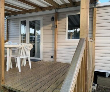Terrasse avec table et chaises du mobil home Séjour famille en Vendée Mobil home 4 personnes avec terrasse et piscines