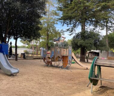 Aire de jeux avec toboggans au Mobil home Séjour famille en Vendée 4 personnes