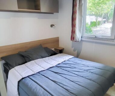 Chambre avec lit double et fenêtre dans Sevservices à La Réserve