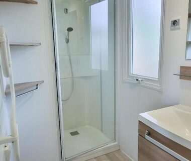 Salle de bain avec cabine de douche dans le mobil-home Sevservices à La Réserve