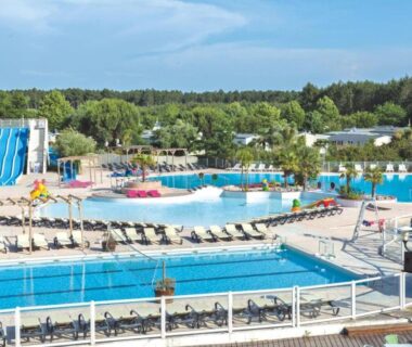 Complexe de piscines avec toboggans et chaises longues au camping Sevservices à La Réserve