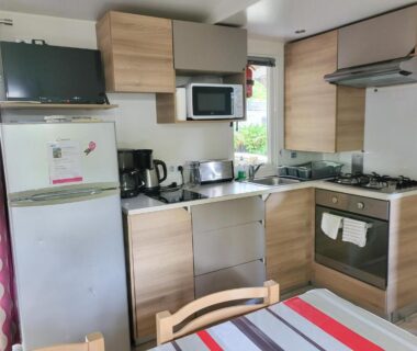 Cuisine équipée avec table four micro-ondes au camping Sevservices à La Réserve
