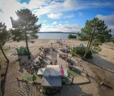 Plage avec kiosques et allée centrale au Sevservices à La Réserve