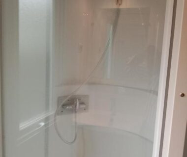 Cabine de douche compacte avec pommeau et robinet dans le mobile home LUMINOSA