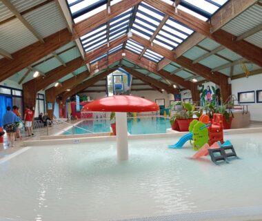 Piscine couverte avec pataugeoire au mobile home LUMINOSA du Siblu Domaine de Kerlann