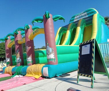 Aire de jeux aquatique avec toboggan au Siblu Domaine de Kerlann mobile home LUMINOSA