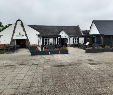 Cour pavée avec terrasses et façades des bâtiments au mobile home LUMINOSA