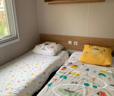 Chambre avec deux lits simples dans le mobile home Siblu Village Les Viviers