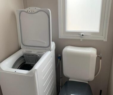 Salle d'eau avec lave-linge et WC dans le mobile home Siblu Village Les Viviers Bassin d'Arcachon