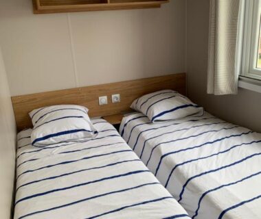 Chambre avec deux lits simples dans le Siblu Village Les Viviers Bassin d'Arcachon mobile home neuf climatisé 3 chambres