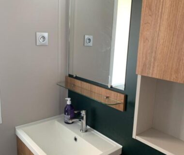 Lavabo et miroir dans la salle de bain du mobile home Siblu Village Les Viviers Bassin d'Arcachon