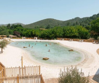 Plage de piscine aménagée et bassin lagon au Slow Village Anduze – Cévennes
