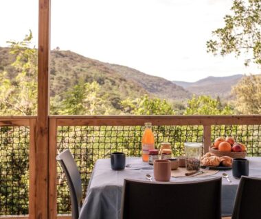 Terrasse avec table de petit déjeuner et vue sur collines au Slow Village Anduze – Cévennes