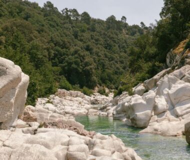 Rivière claire entre gros rochers au Slow Village Anduze - Cévennes