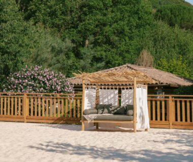 Espace détente avec banquette sous pergola au Slow Village Anduze – Cévennes