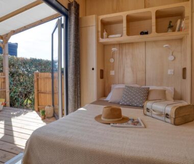 Chambre avec terrasse en bois au Slow Village Breizh Légendes