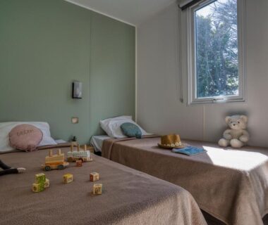 Chambre avec deux lits et jouets au Slow Village Breizh Légendes