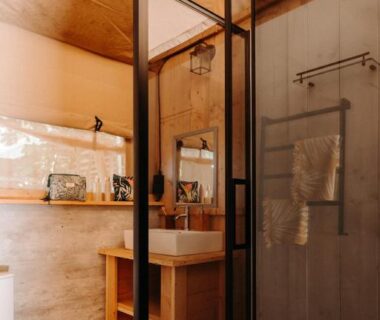 Salle de bains avec douche vitrée et lavabo au Slow Village Pornic