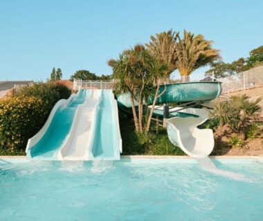 Piscine extérieure avec toboggans au Slow Village Pornic
